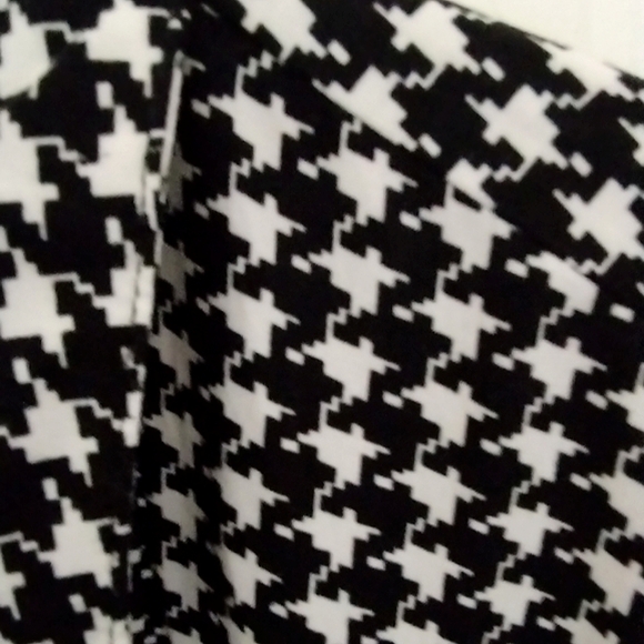 Houndstooth Button down Top - Picture 2 of 9